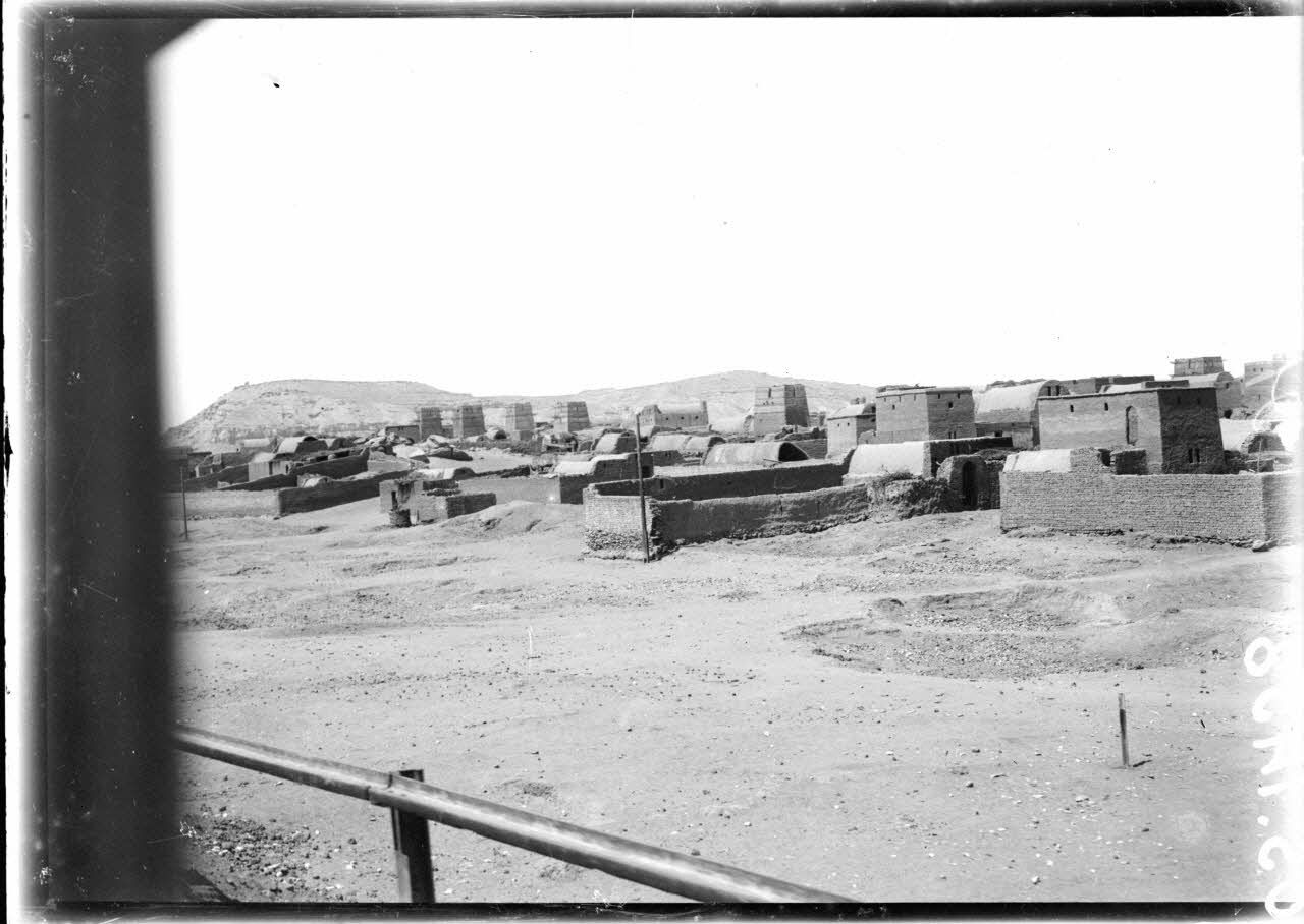 Près de Louqsor. Village de Mahamid. [légende d'origine]