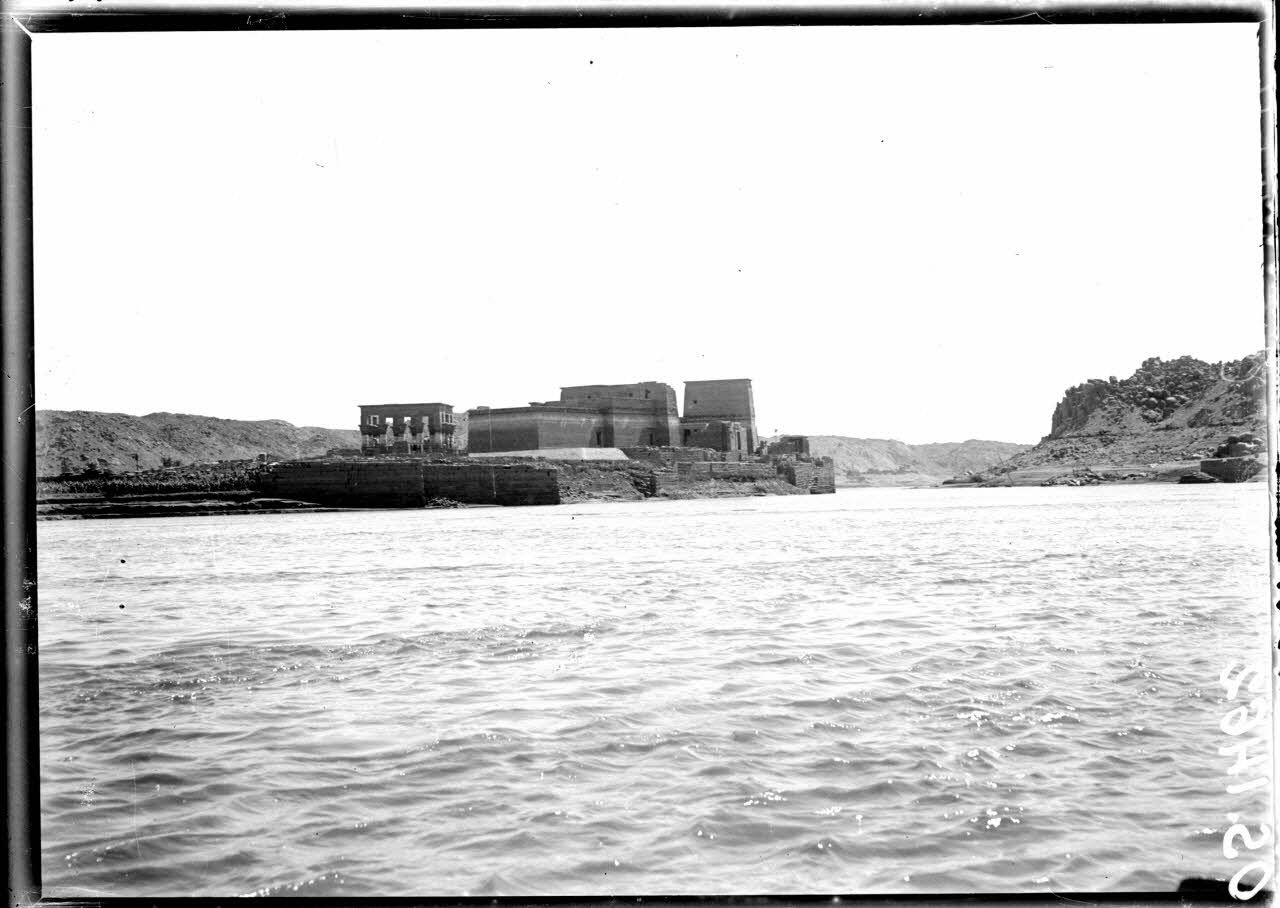 Egypte. Vue sur Philae. [légende d'origine]