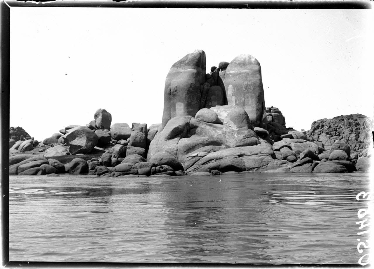 Egypte. Roches granitiques en aval de Philae. [légende d'origine]