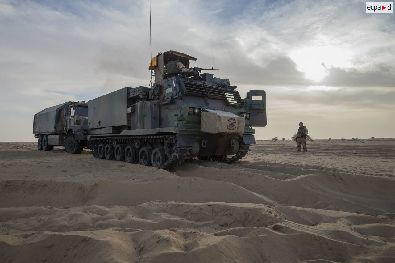 Désensablage d'un camion-citerne du Service des essences des armées (SEA) par un lance roquette unitaire (LRU) du 1er régiment d'artillerie (1er RA) lors d'une traversée du désert en convoi.