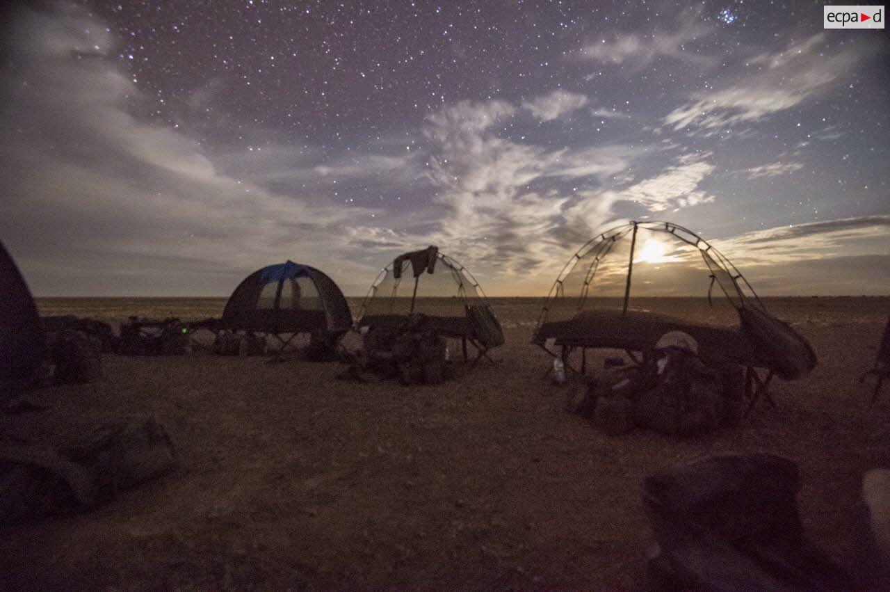 Bivouac de nuit sur une base opérationnelle avancée temporaire (BOAT) dans le désert malien.