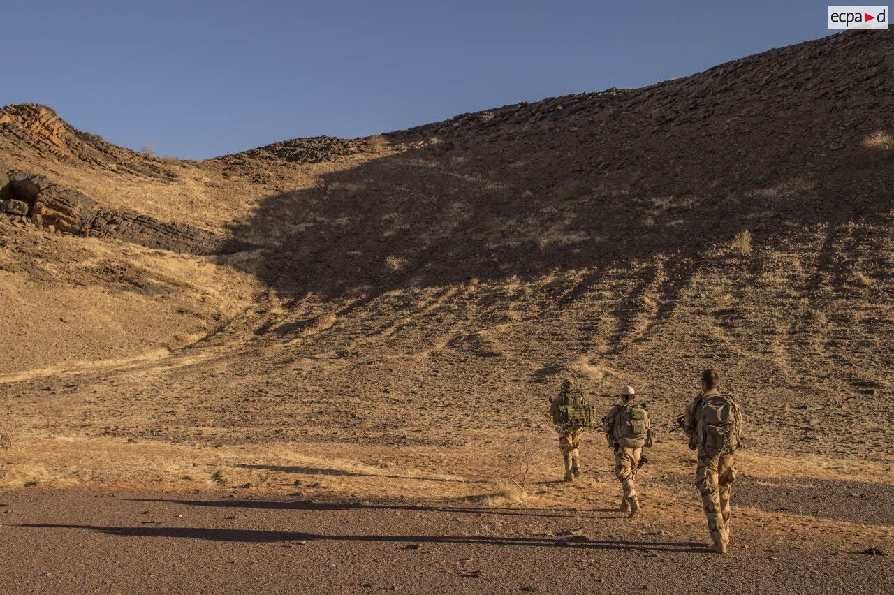 Des soldats du groupement tactique interarmes à dominante aérocombat (GTIA-A) effectuent une patrouille de reconnaissance dans le désert malien.