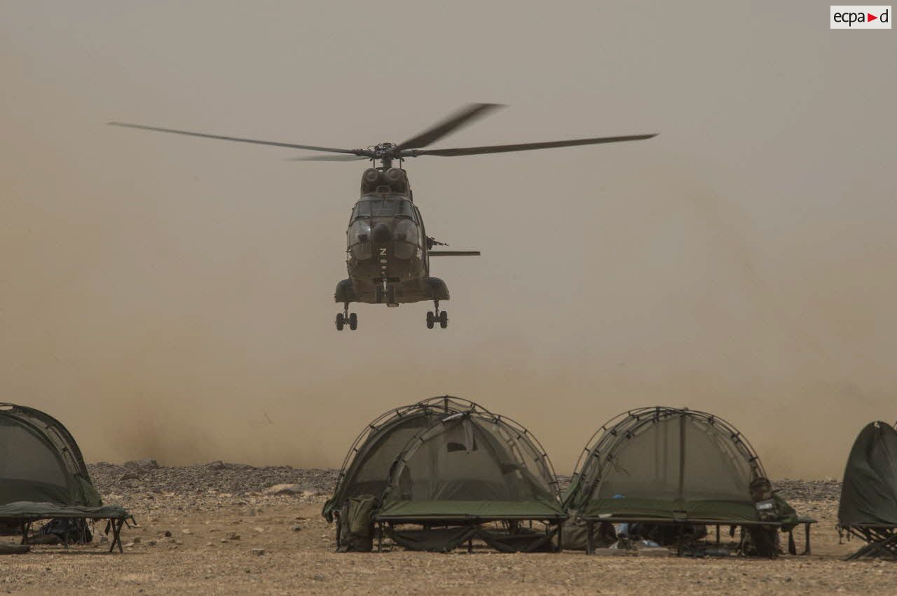 Atterrissage d'un hélicoptère Puma SA-330 sur la base opérationnelle avancée temporaire (BOAT) du 126e régiment d'infanterie (126e RI) dans le désert malien.