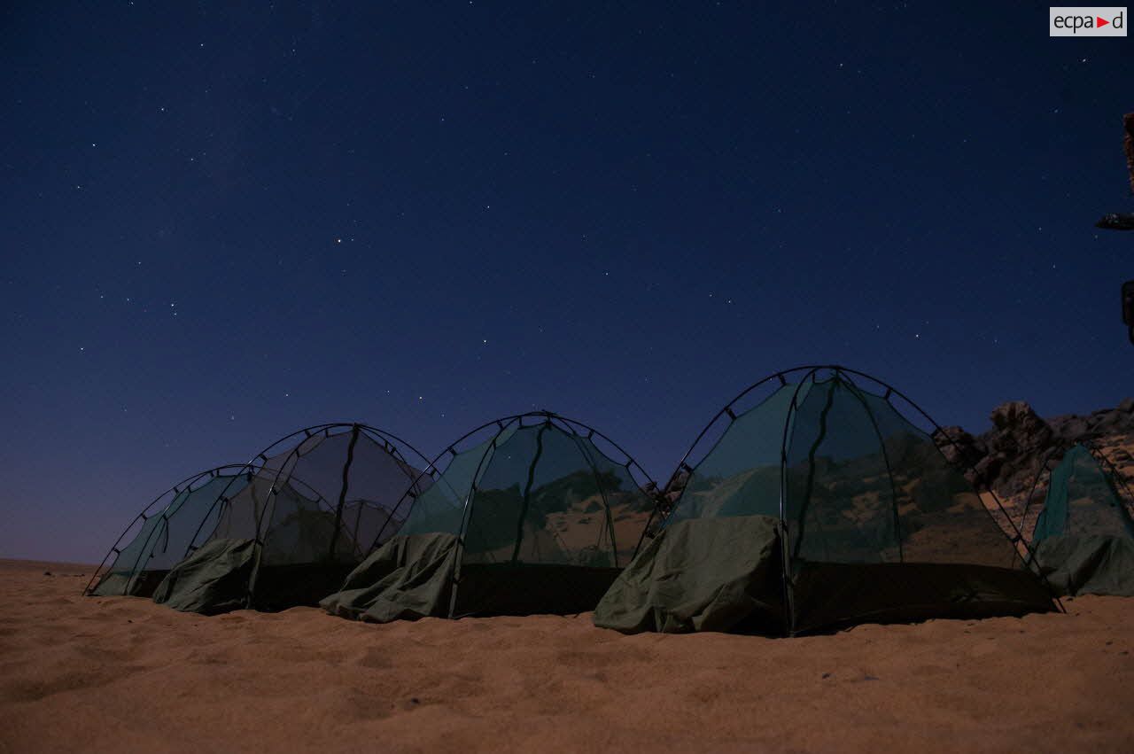 Moustiquaires équipant le bivouac d’un poste d’observation dans le désert nigérien