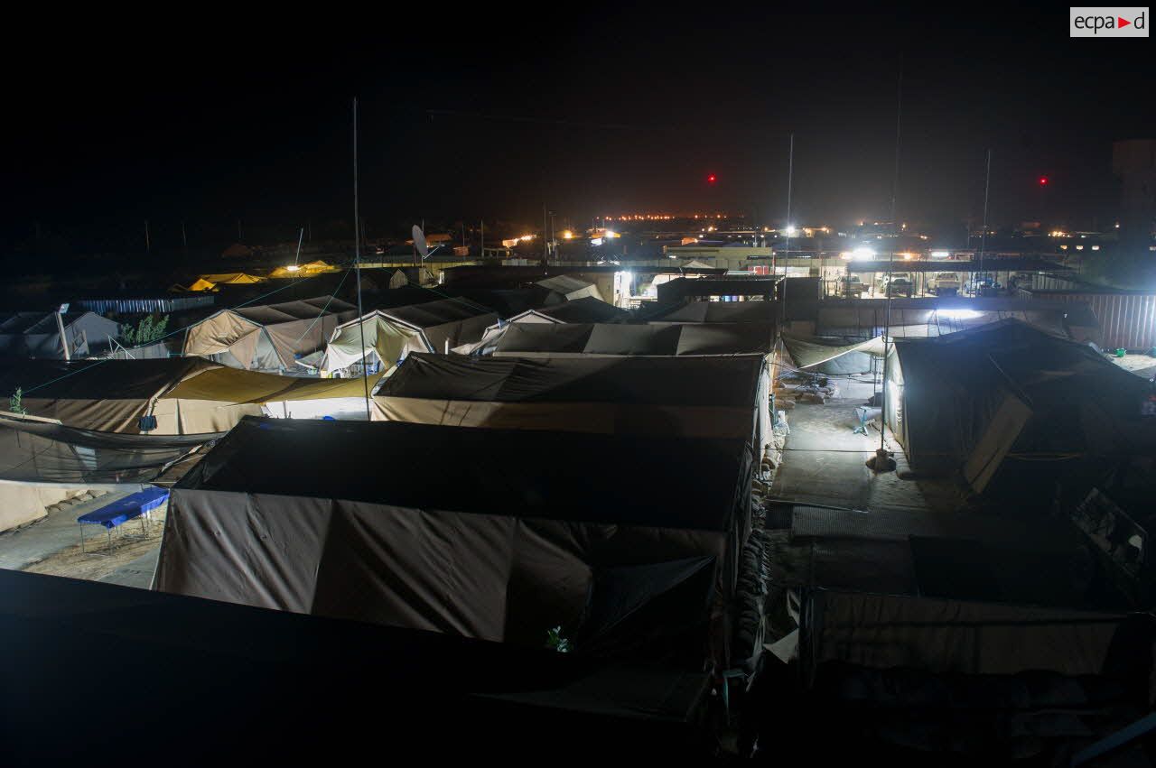 Vue nocturne du campement du détachement de liaison et d'appui opérationnel n°4 (DLAO 4) sur la plateforme opérationnelle désert (PFOD) de Tombouctou.