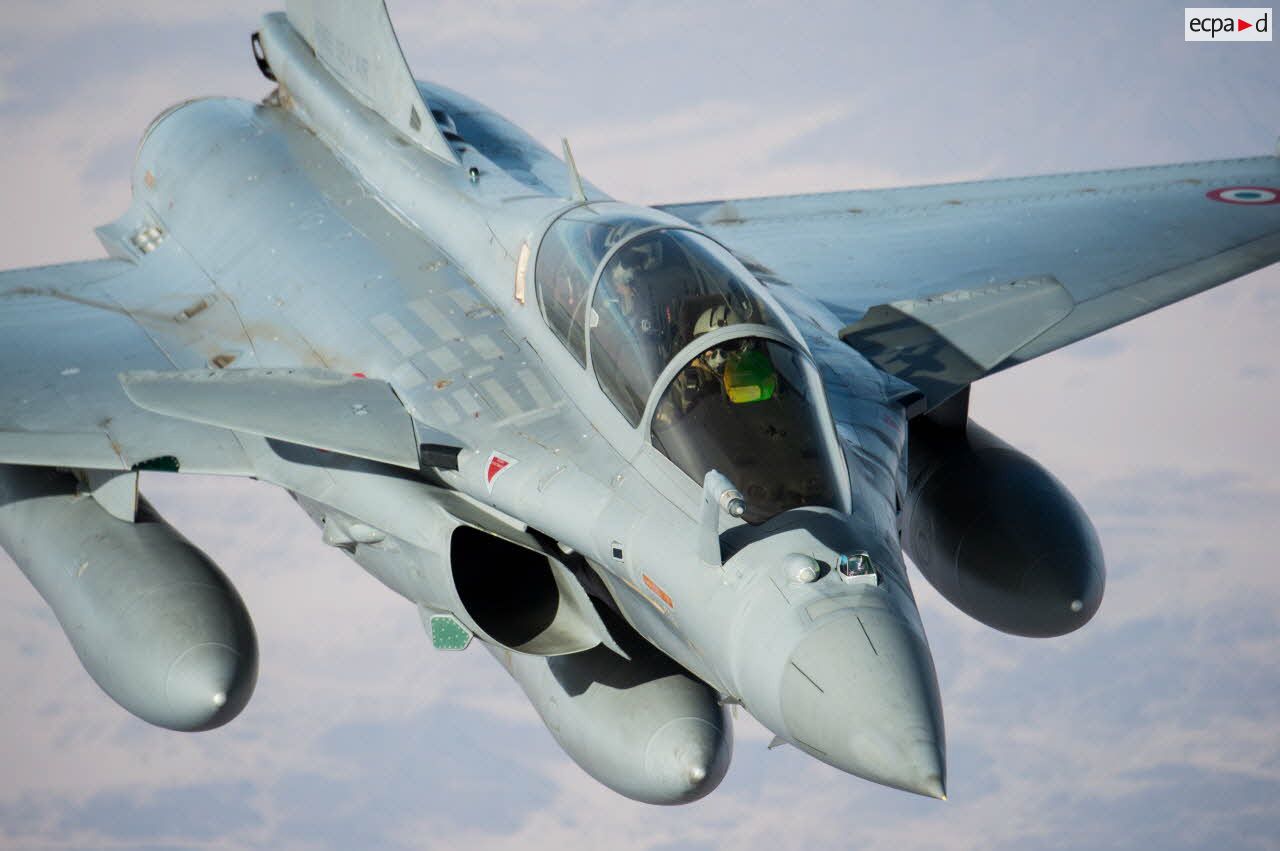 Un Rafale parvenu en fin de mandat à N'Djamena en vol.