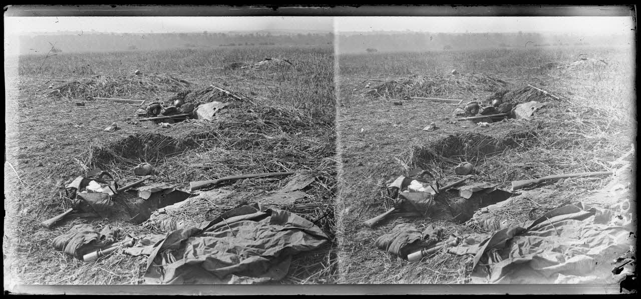 Vers Longpont (ferme de Beaurepaire). Terrain conquis par la 38e DI, régiment d'infanterie coloniale du Maroc. Cadavres allemands sur le champ de bataille. [légende d'origine]