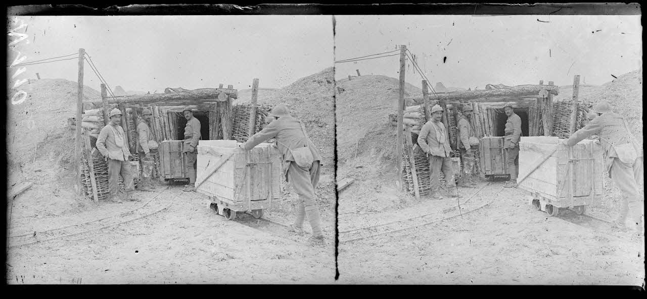 Région de la butte du Mesnil (Marne). Entrée du tunnel menant au bois en fer de lance. [légende d'origine]