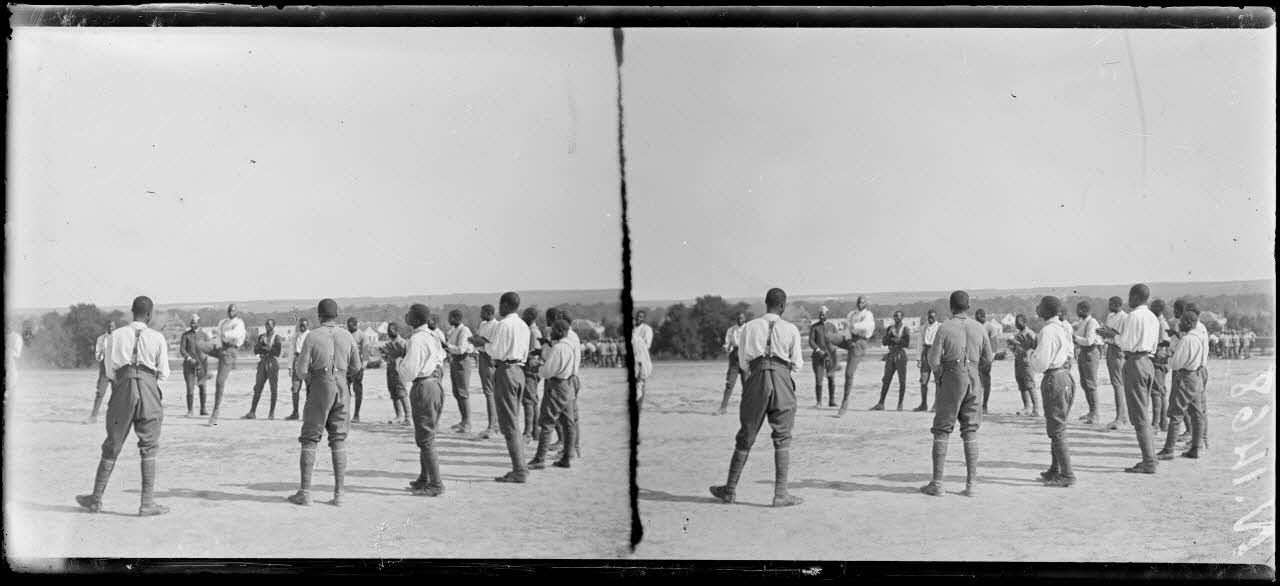 Mailly-le-Camp (Aube). Jeux des troupes sénégalaises. [légende d'origine]