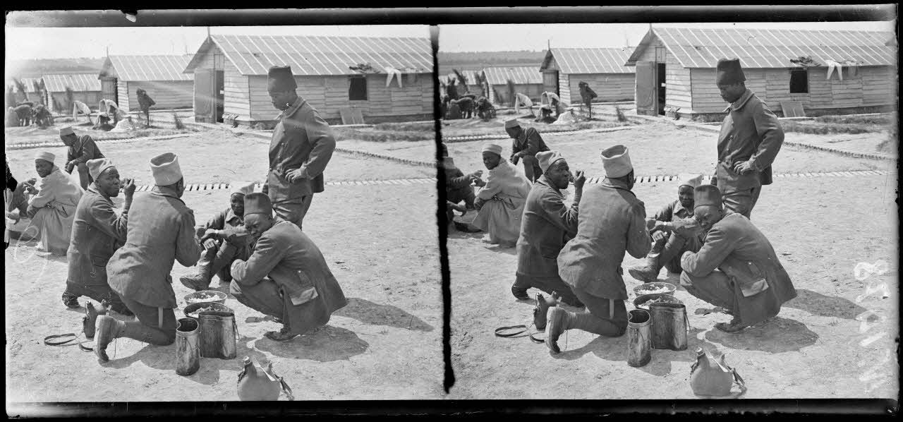 Mailly-le-Camp (Aube). Tirailleurs sénégalais au repos. [légende d'origine]