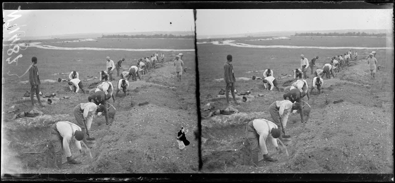 Sompuis (Marne). Centre d'instruction des troupes sénégalaises. Sénégalais travaillant à creuser une tranchée (Juin 1917). [légende d'origine]