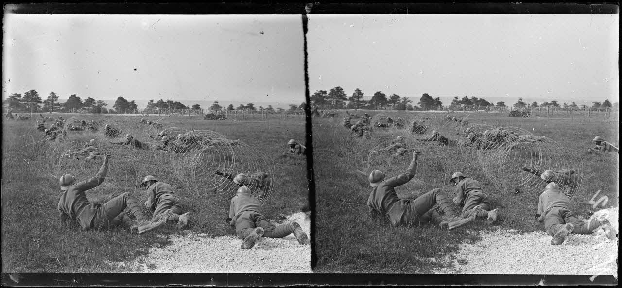 Sompuis (Marne). Centre d'instruction des troupes sénégalaises. Exercice de pose de fils de fer (Juin 1917). [légende d'origine]