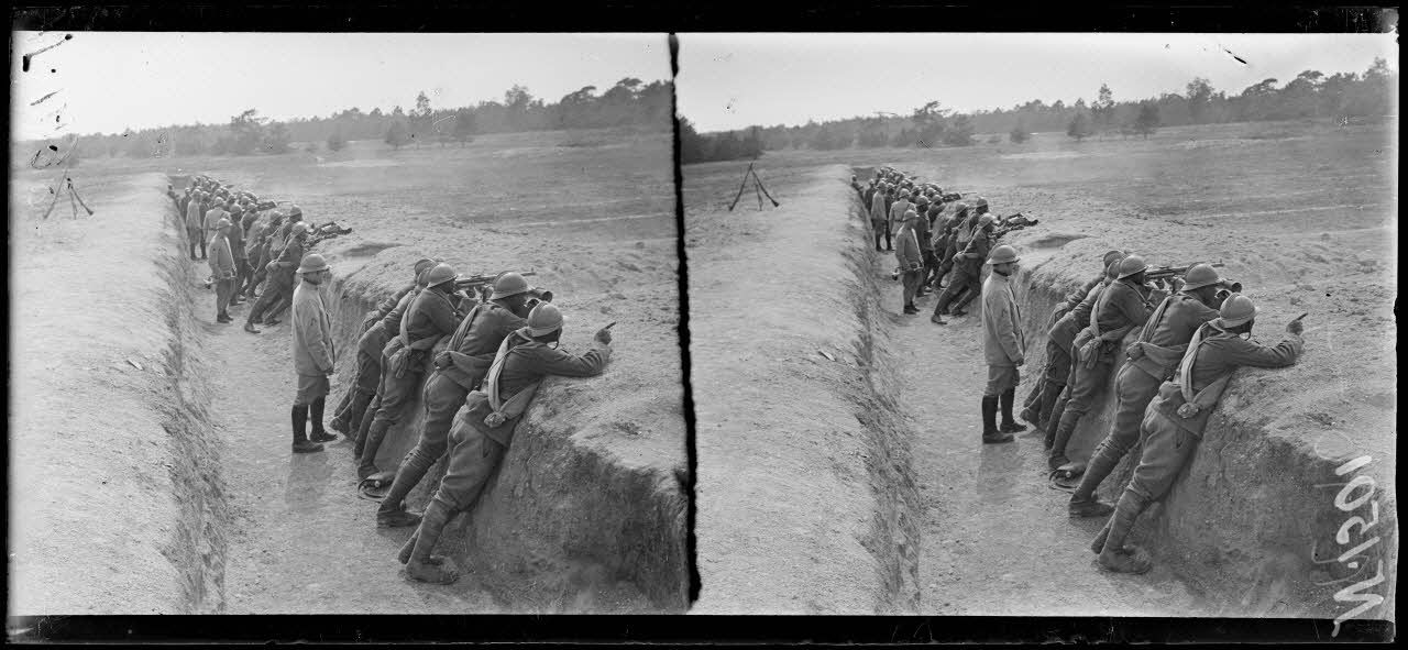 Sompuis (Marne). Centre d'instruction des troupes sénégalaises. Exercices de fusiliers mitrailleurs (Juin 1917). [légende d'origine]