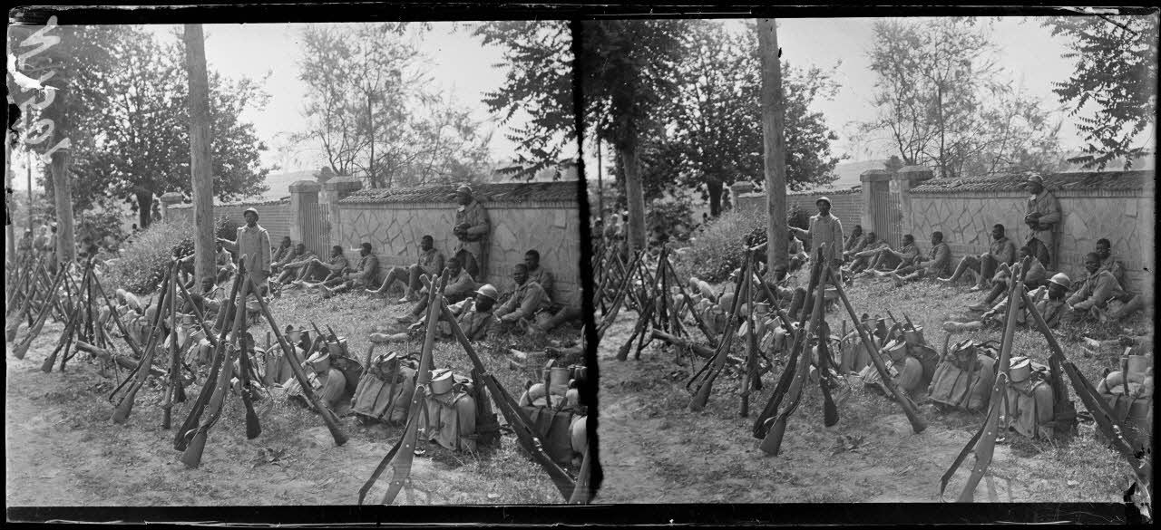 Région de Soudé-Sainte-Croix (Marne). Troupes noires en marche. Pendant la Grande-Halte (Juin 1917). [légende d'origine]