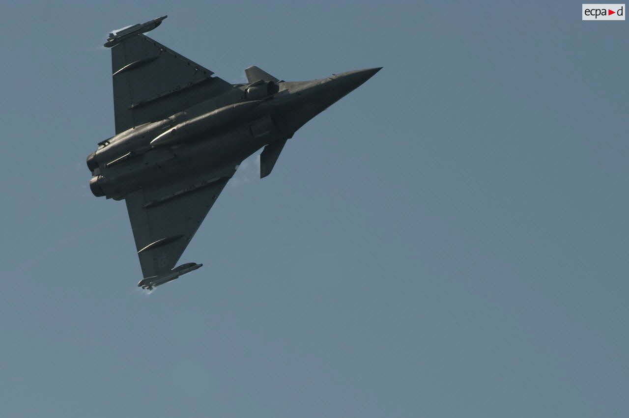 Présentation dynamique d'un Rafale Marine.