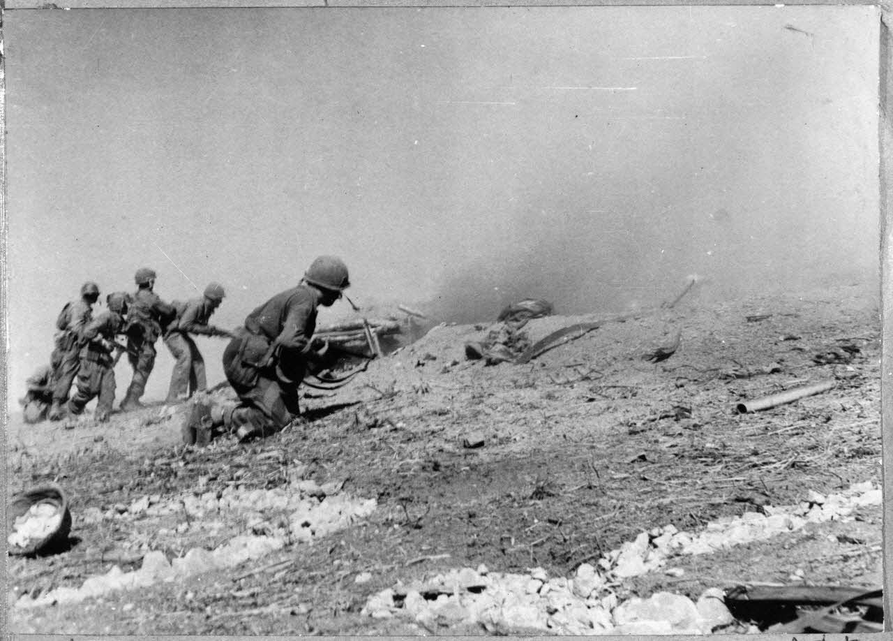 Progression de parachutistes lors de l'assaut sur le PA 24 à Na San.