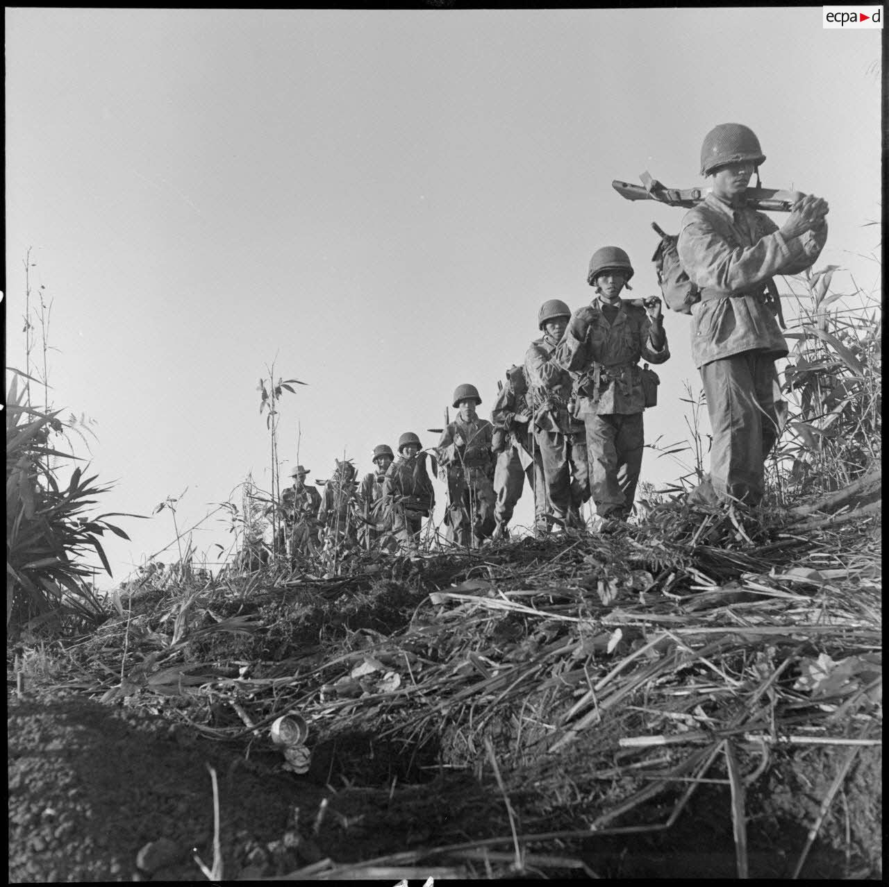 Départ d'une colonne de parachutistes du GAP 2 (groupement aéroporté n°2) lors d'une reconnaissance le long de la piste Pavie au nord de Diên Biên Phu.