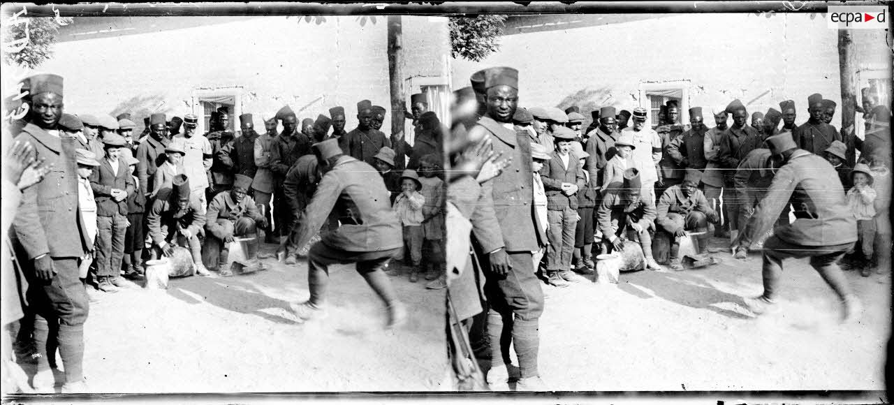 Ambonnay. Marne. Cantonnement de troupes noires. Un tam-tam. [légende d'origine]