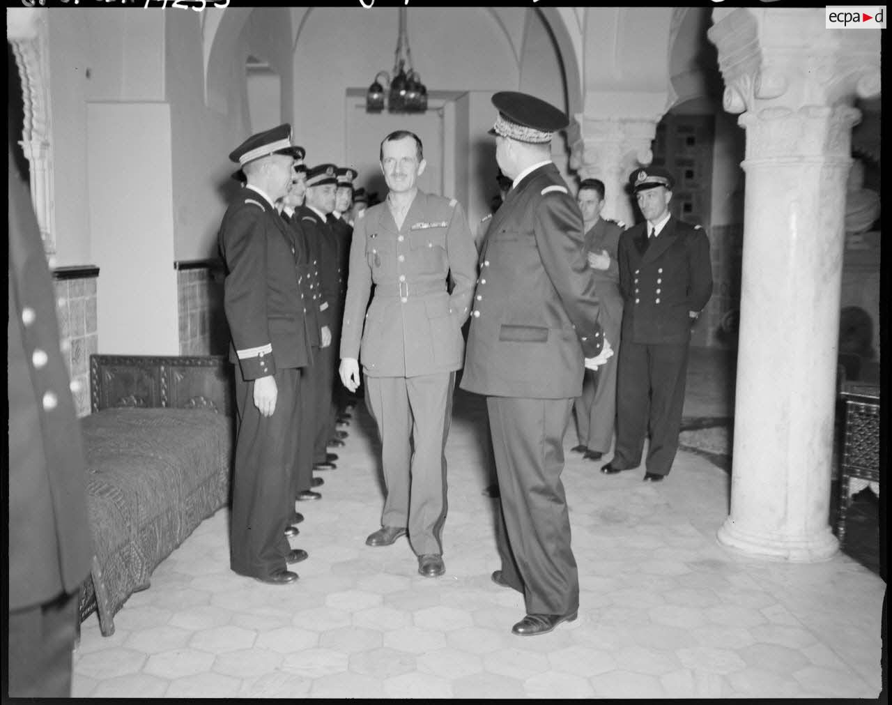 Le général Philippe Leclerc est reçu par des personnalités militaires.