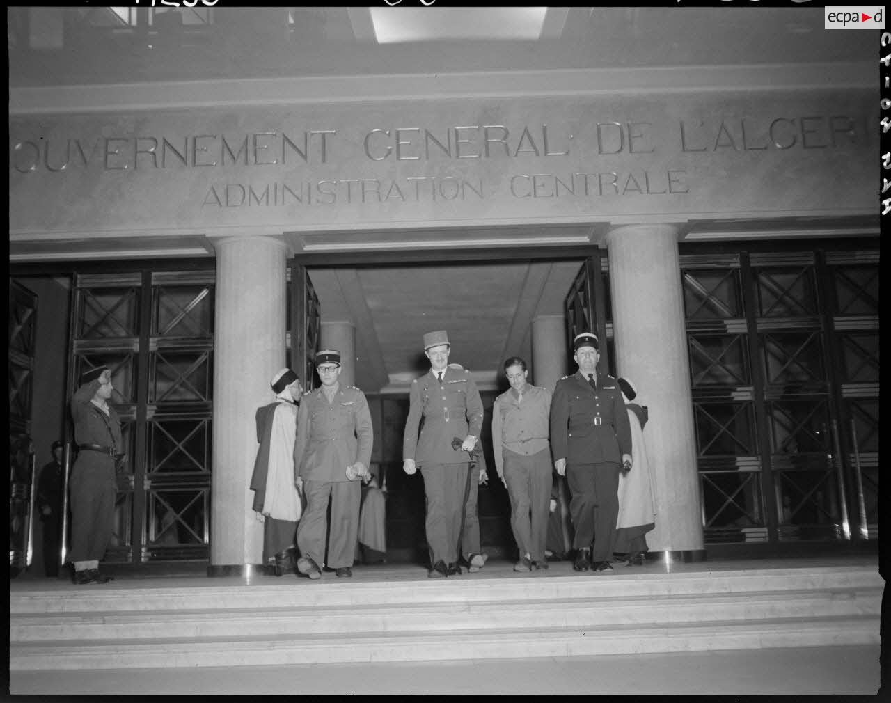 Le général Philippe Leclerc sort de l'administration centrale du gouvernement général de l'Algérie, accompagné d'autorités militaires.