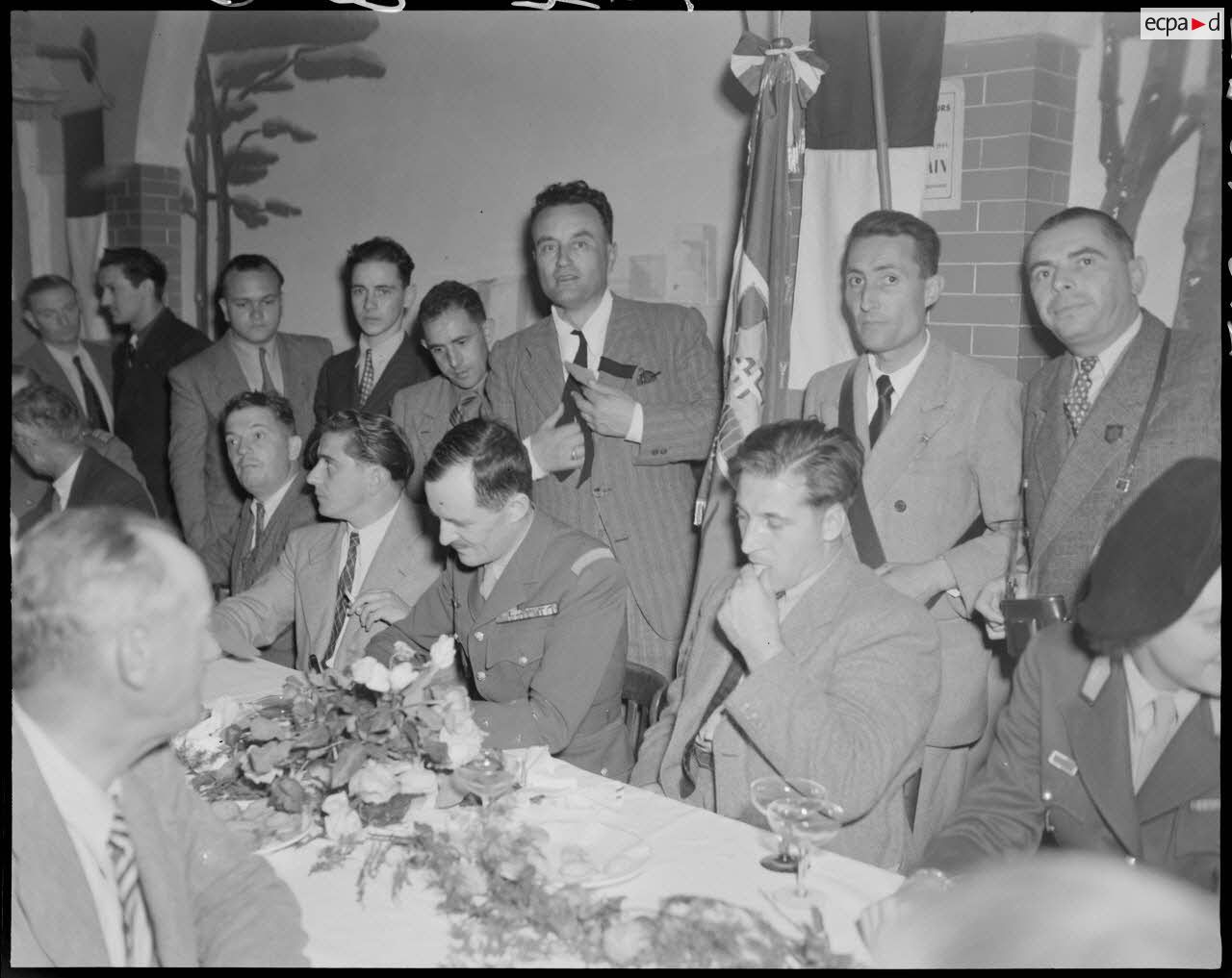 Photographie de groupe rassemblant le général Philippe Leclerc et d'anciens combattants de la 2e division blindée (DB), à l'occasion d'une réception donnée à l'Auberge de Provence, à Alger.