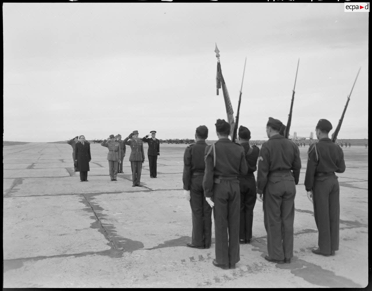 Le général Philippe Leclerc assiste à une cérémonie militaire, sur un aérodrome.