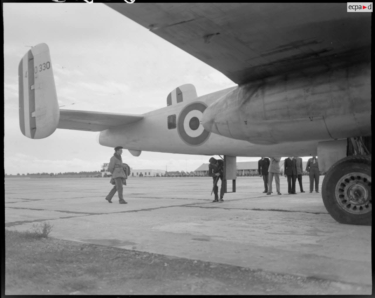 Le général Philippe Leclerc monte à bord de son avion.