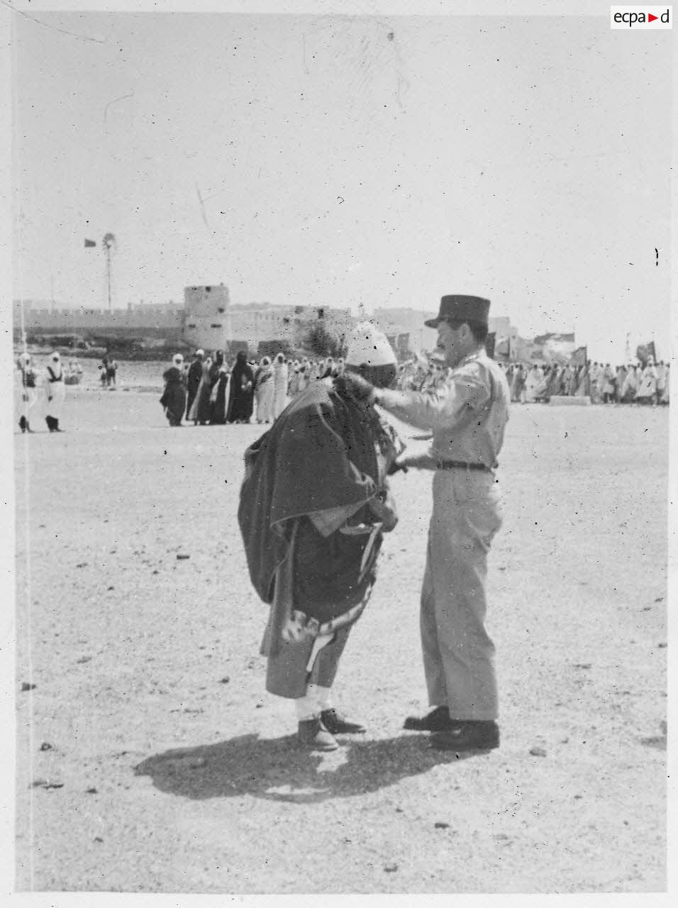 Le général Philippe Leclerc remet une décoration à une autorité locale, au Fezzan, à Sebha.