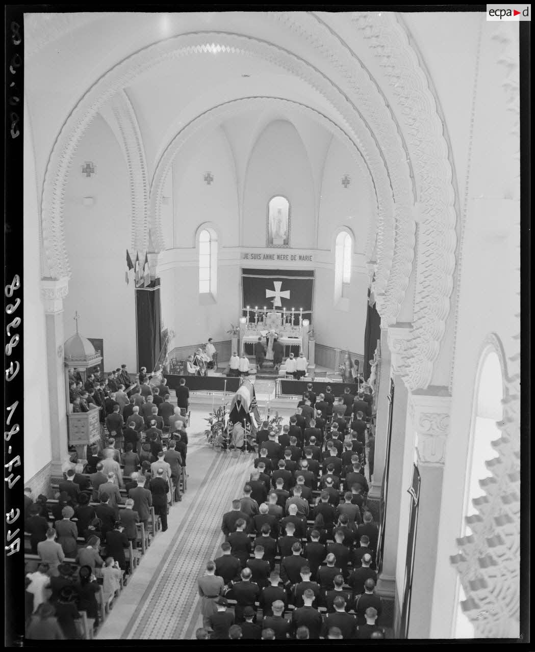 Plan en plongée de la cérémonie funéraire du général Philippe Leclerc, dans une église.