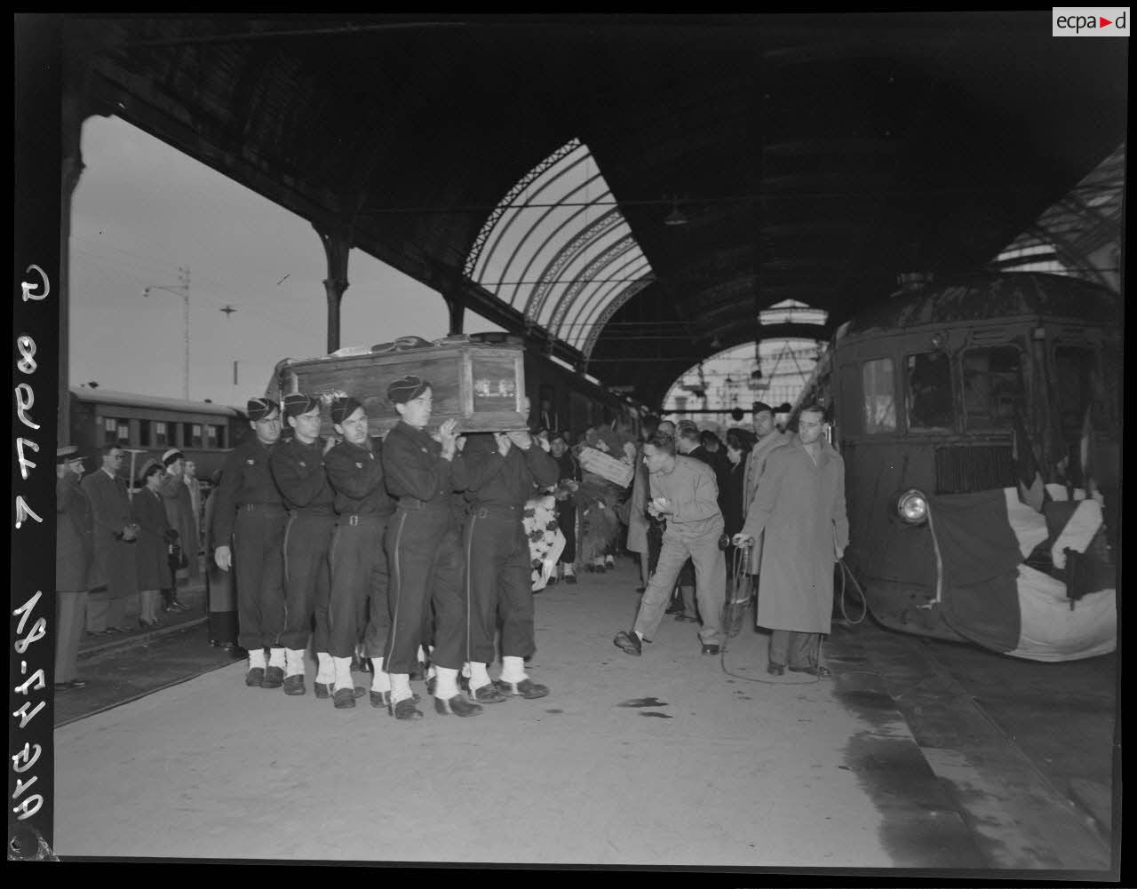 Des soldats transportent le cercueil du général Philippe Leclerc dans une gare, à Alger.