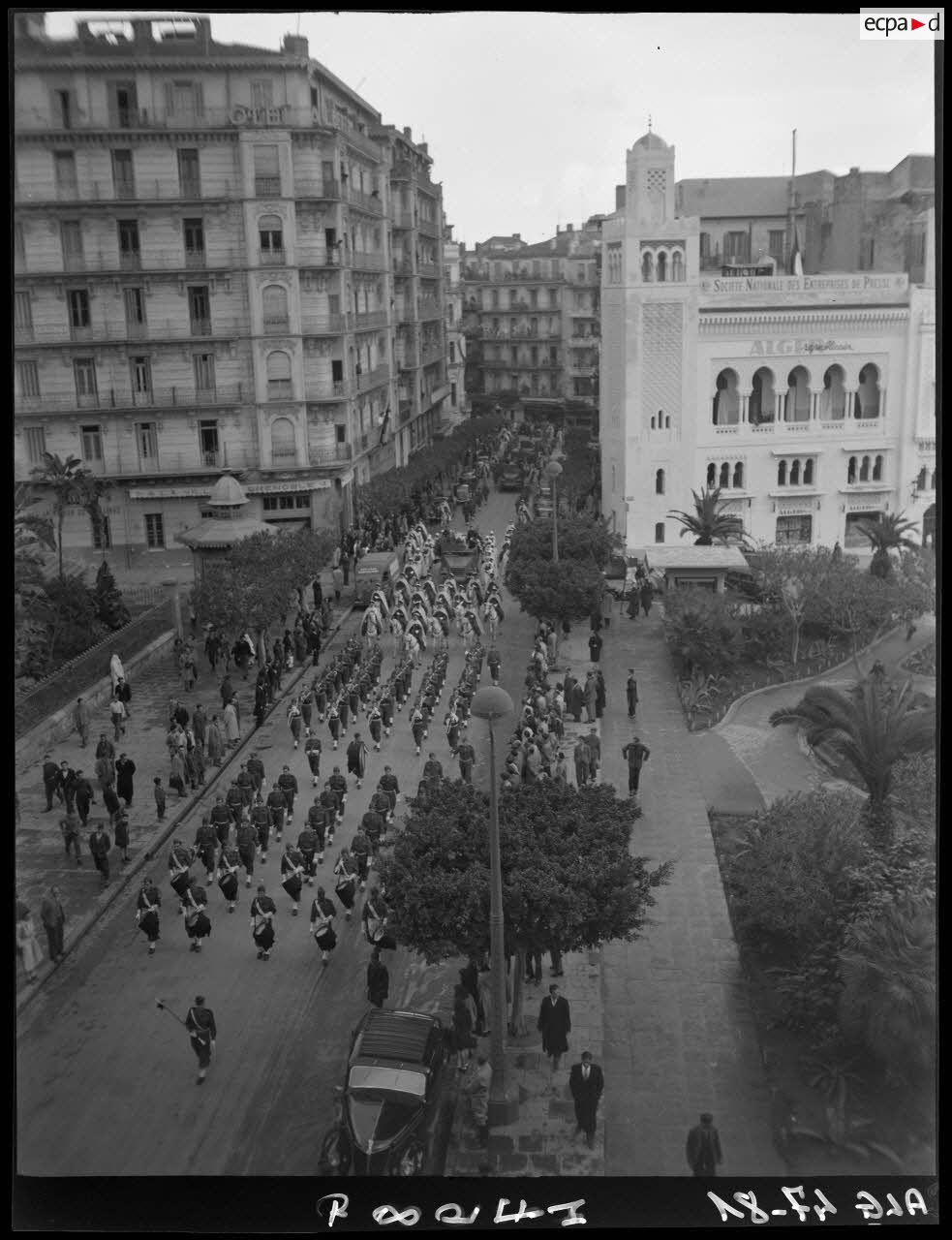 Convoi funéraire motorisé dans les rues d'Alger, accompagné d'unités de l'Armée d'Afrique montées et à pied.