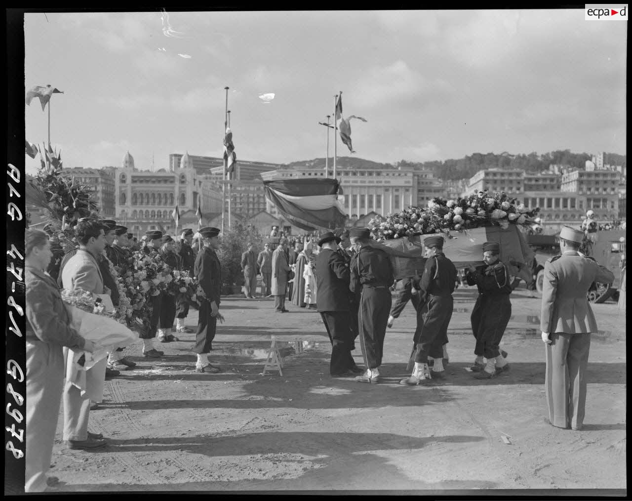 Des soldats transportent le cercueil du général Philippe Leclerc sur le port d'Alger.