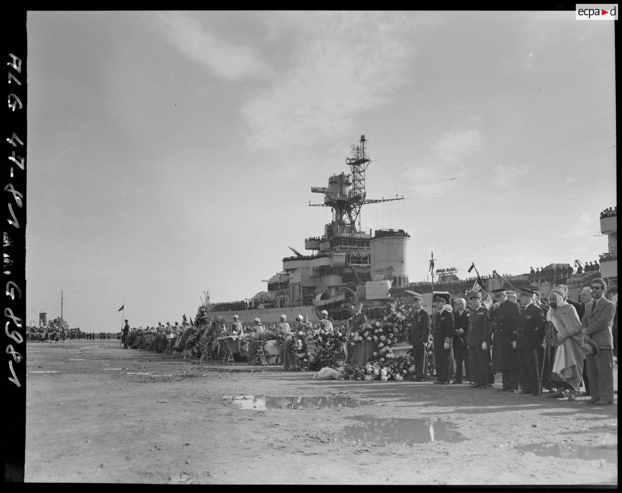 Plan d'ensemble de la cérémonie militaire donnée à l'occasion des obsèques, sur le port d'Alger, du général Philippe Leclerc et de ses compagnons, morts dans un accident d'avion.