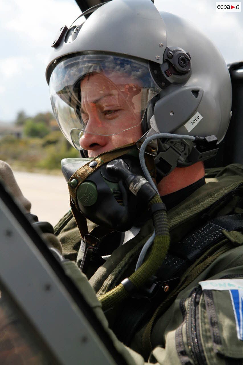 Avant le départ en mission, le pilote s'installe au cockpit de l'avion Mirage 2000D 133-IQ 666 de l'EC (escadron de chasse) 1/3 Navarre.