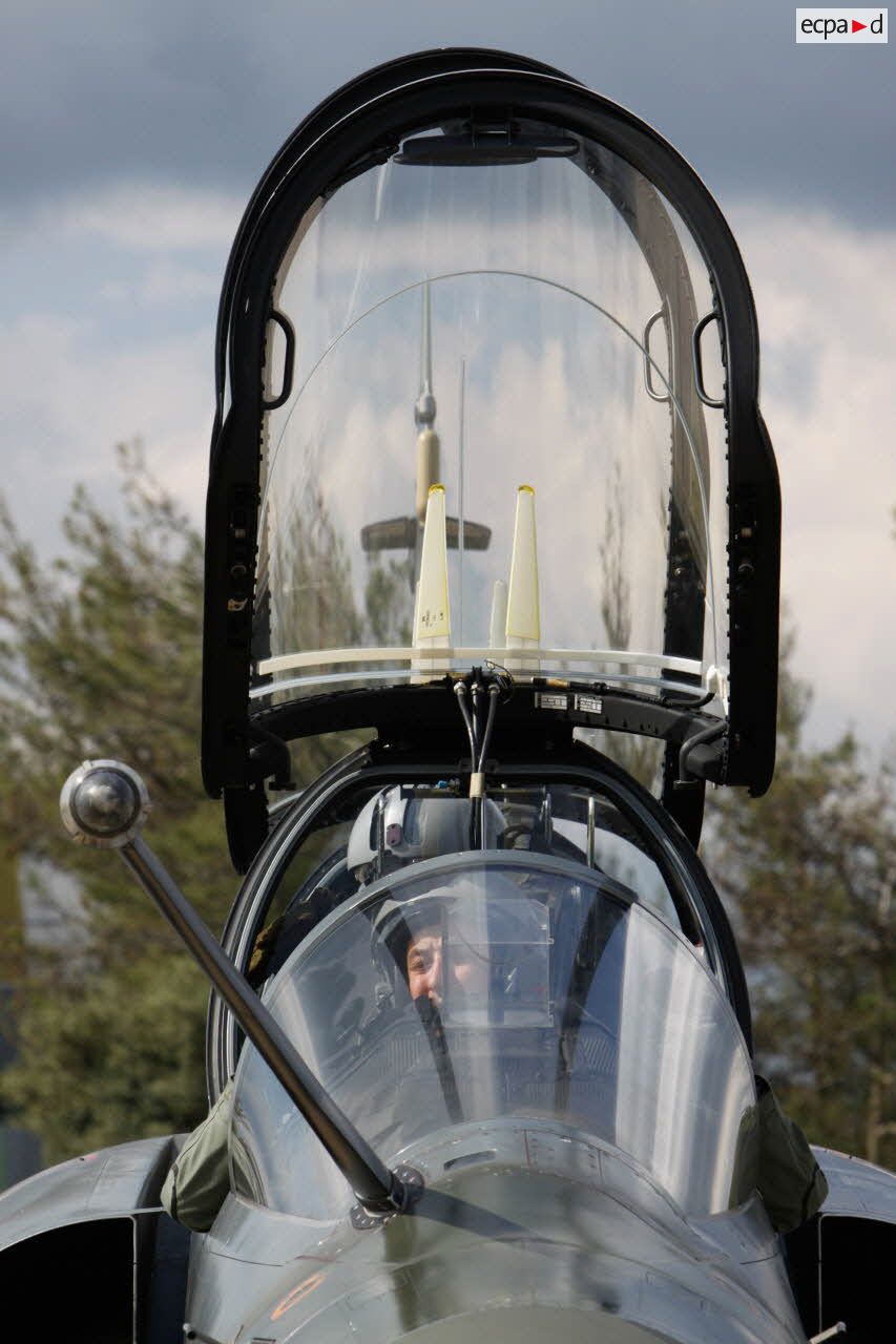 Portrait des pilotes installés au cockpit, verrière relevée, de leur Mirage 2000D 133-IQ 666 de l'EC (escadron de chasse) 1/3 Navarre pour un départ mission.