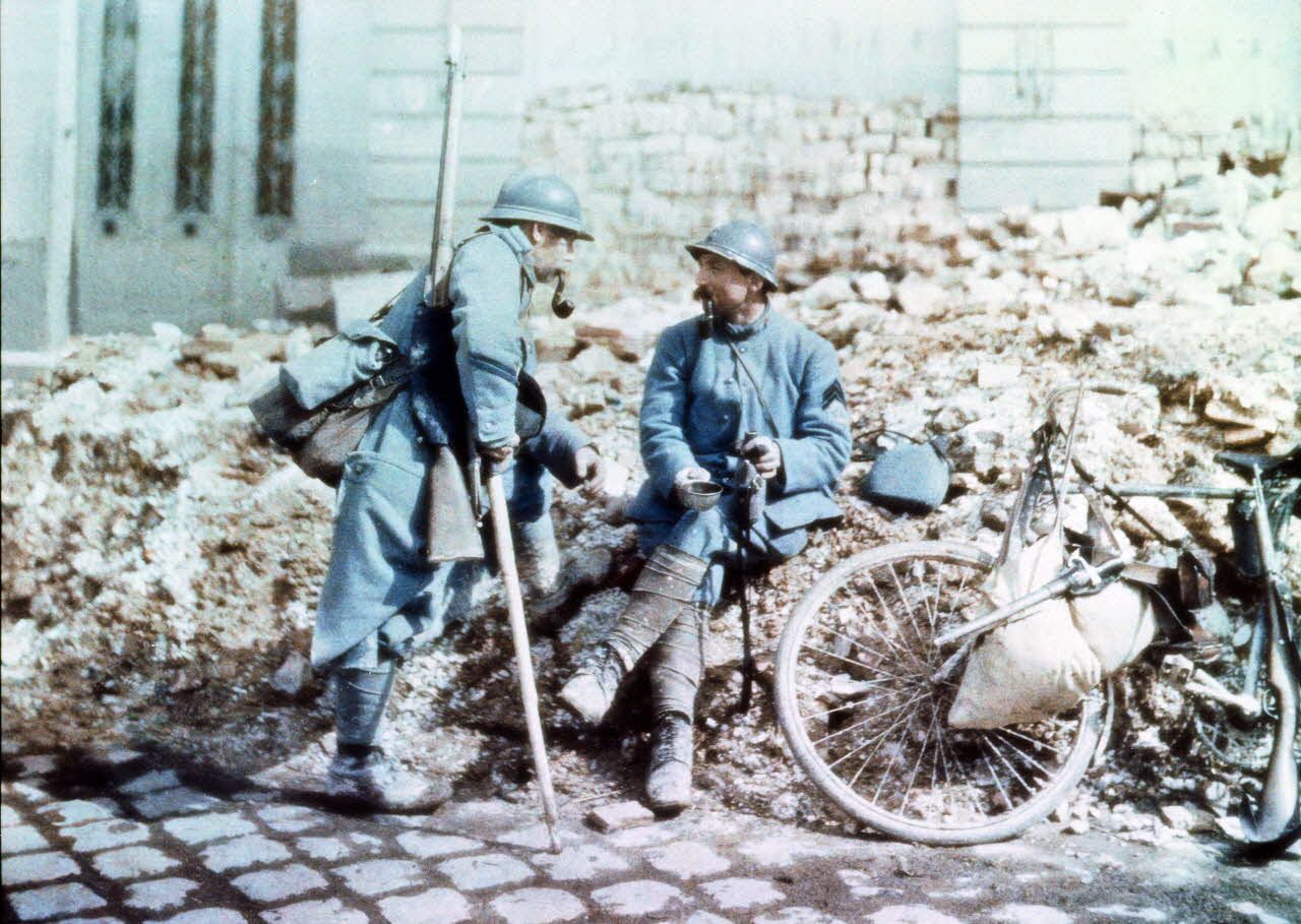 Reims. Deux poilus place Royale. [légende d'origine]