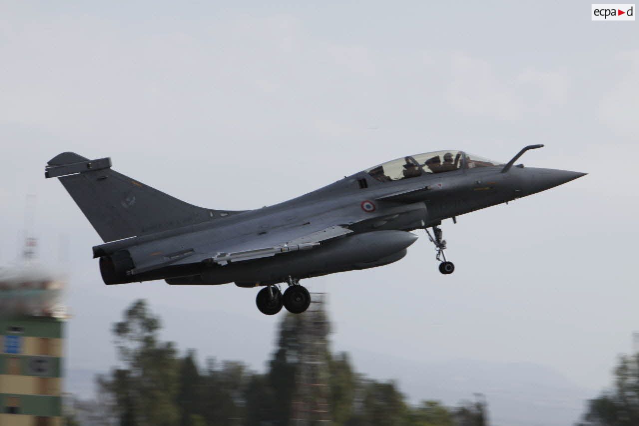 Décollage d'un Rafale, armé de missiles antiaériens MICA (missile d'interception, de combat et d'auto-défense), de la base aérienne de Sigonella pour une mission de reconnaissance en Libye.