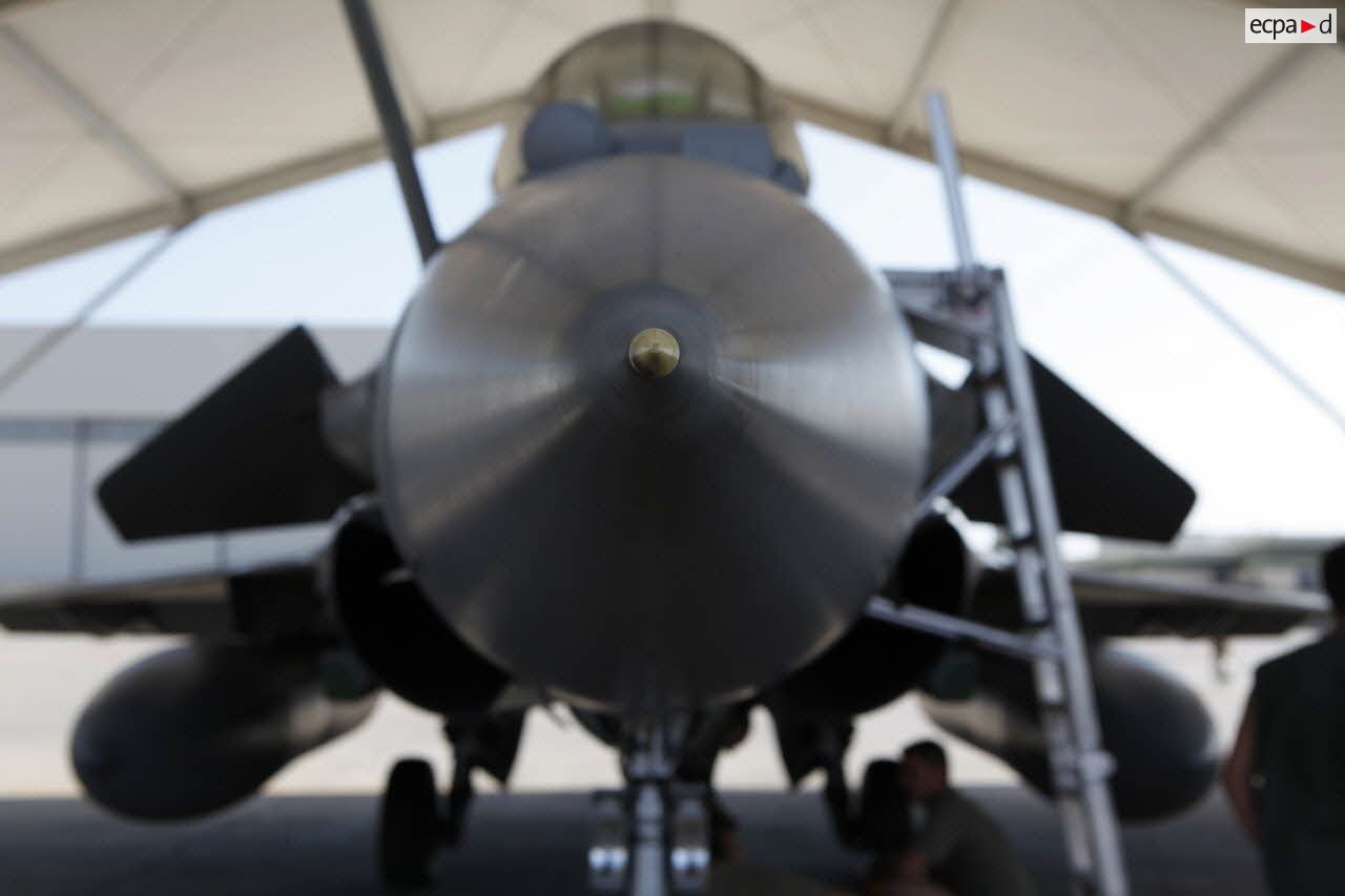 Nez d'un Rafale sous hangarette sur la base aérienne de Sigonella.