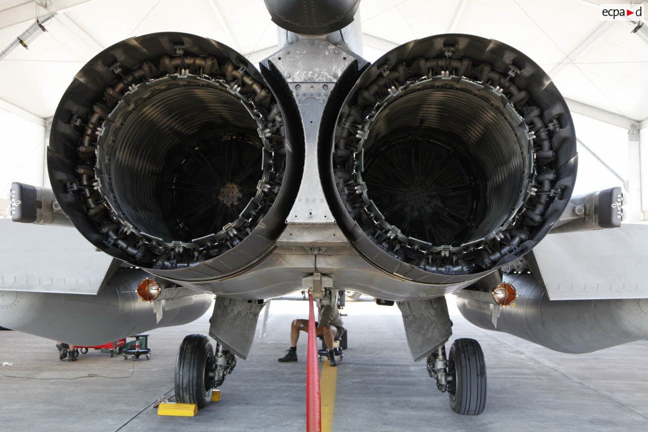 Turboréacteurs de Rafale sous hangarette sur la base aérienne de Sigonella.