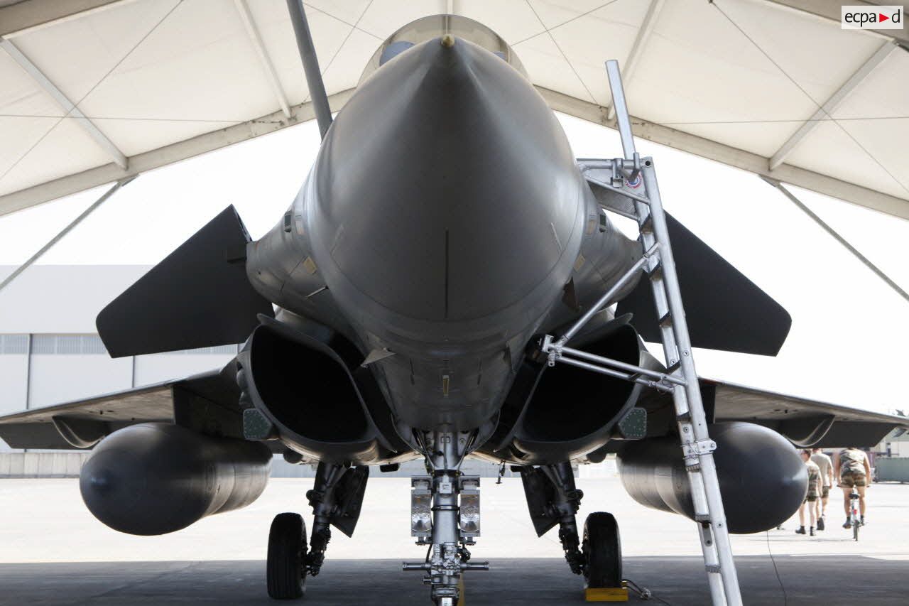 Nez d'un Rafale sous hangarette sur la base aérienne de Sigonella.