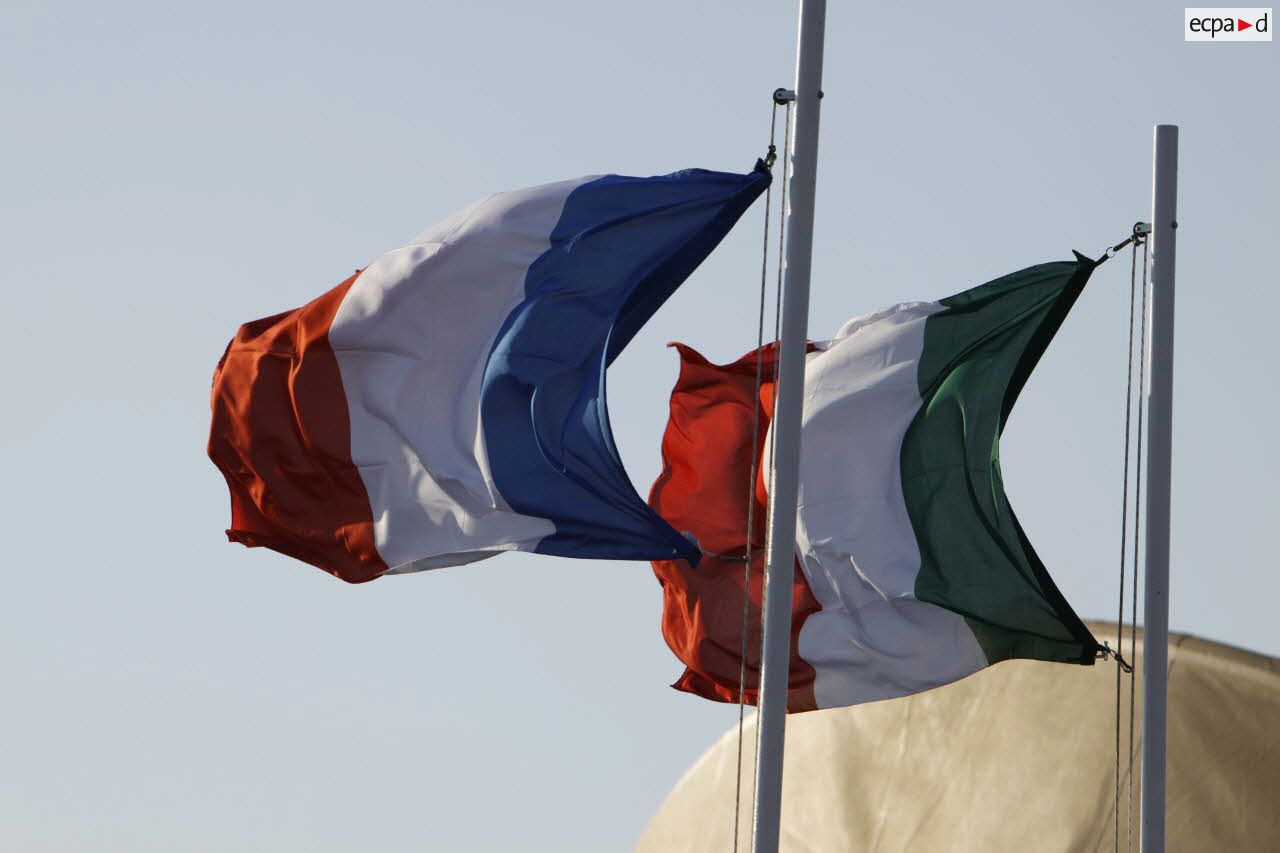 Drapeaux français et italien flottant sur la base aérienne de Sigonella.