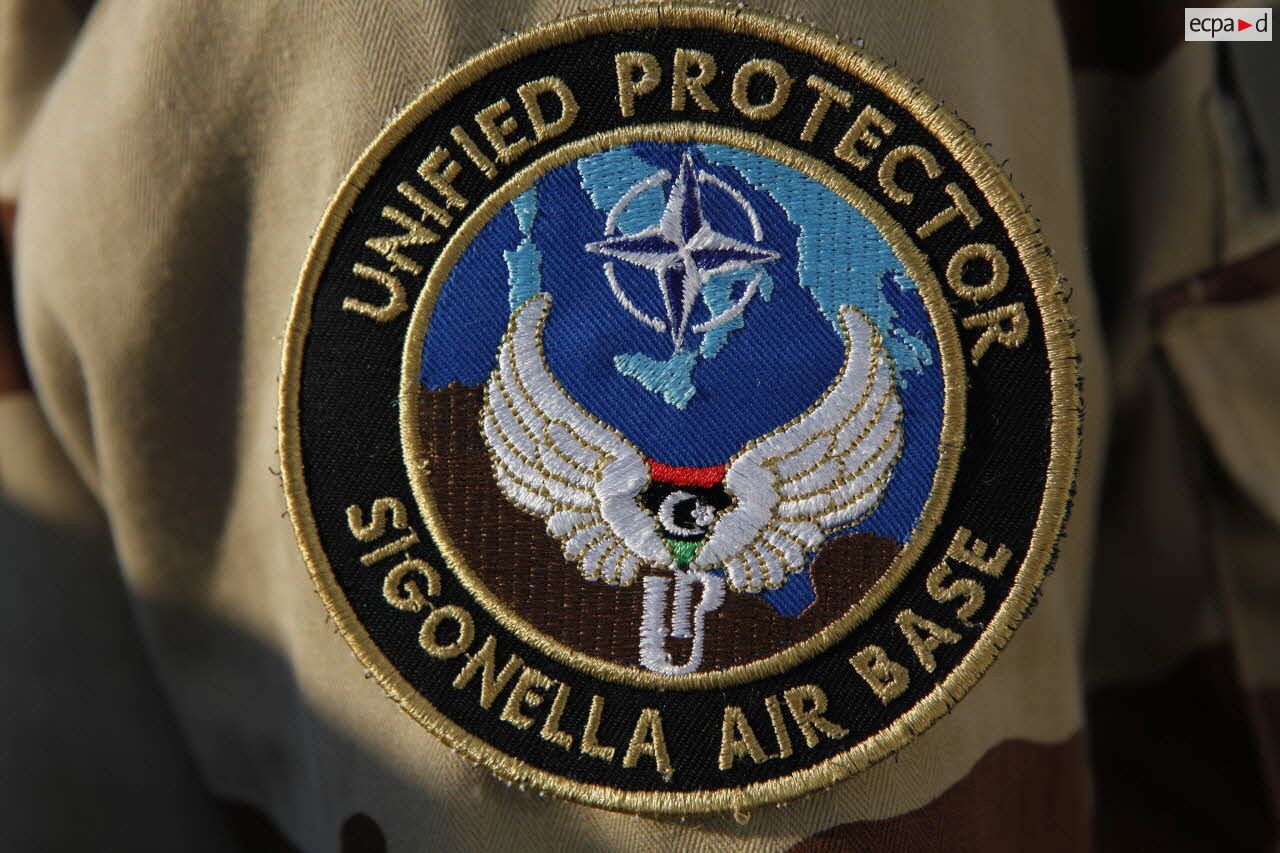 Ecusson et insigne de la mission Harmattan de la base aérienne de Sigonella avec l'inscription de l'opération OTAN "Unified protector Sigonella air base".