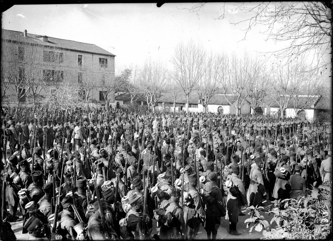 Blida. Caserne Fénelon. 6e de tirailleurs sénégalais. Rassemblement en armes. [légende d'origine]