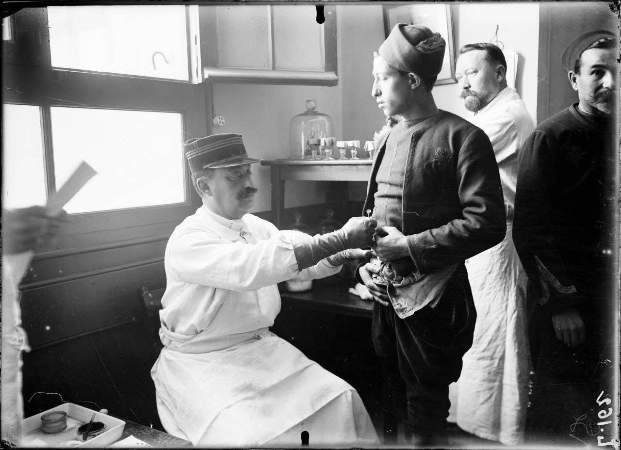 Institut Pasteur d'Alger. Séance d'inoculation. [légende d'origine]