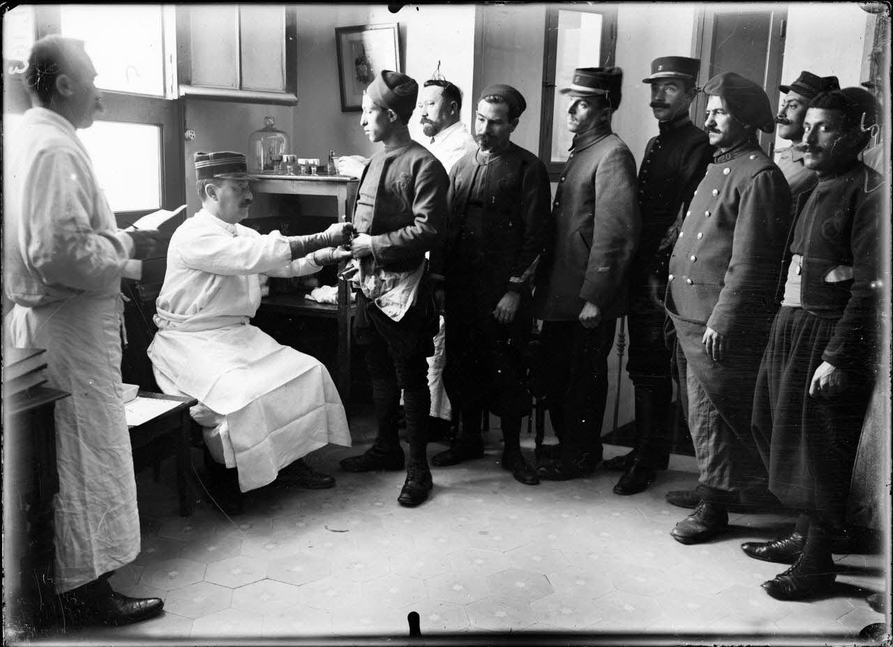 Institut Pasteur d'Alger. Séance d'inoculation. [légende d'origine]