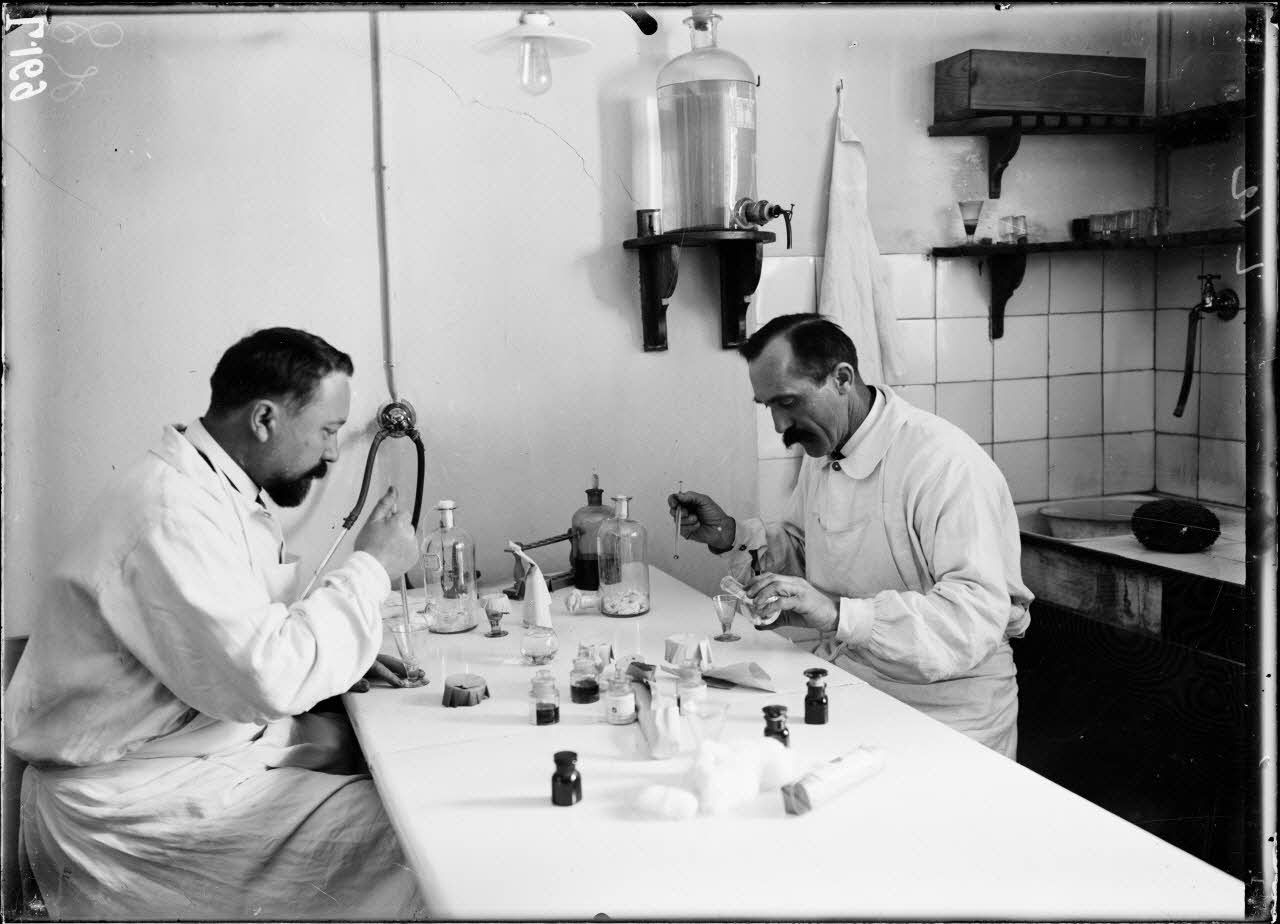 Institut Pasteur d'Alger. Service antirabique. Trituration du virus pour inoculation 19-2-16. [légende d'origine]