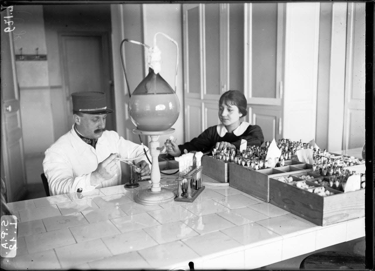 Institut Pasteur d'Alger. Remplissage d'ampoules de vaccin par le pharmacien major Musso. 19-2-16. [légende d'origine]