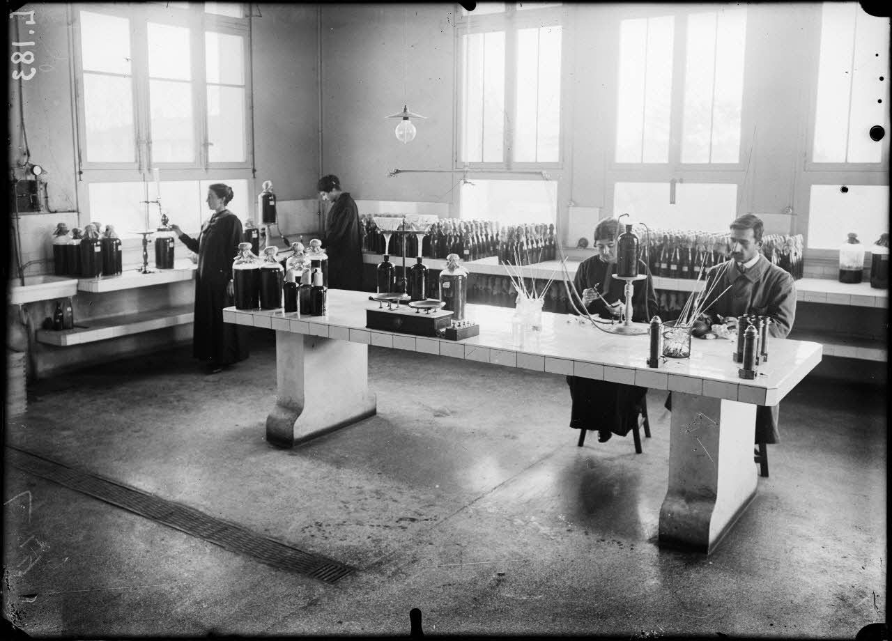 Institut Pasteur d'Alger. Préparation du sérum anticlaveleux. [légende d'origine]