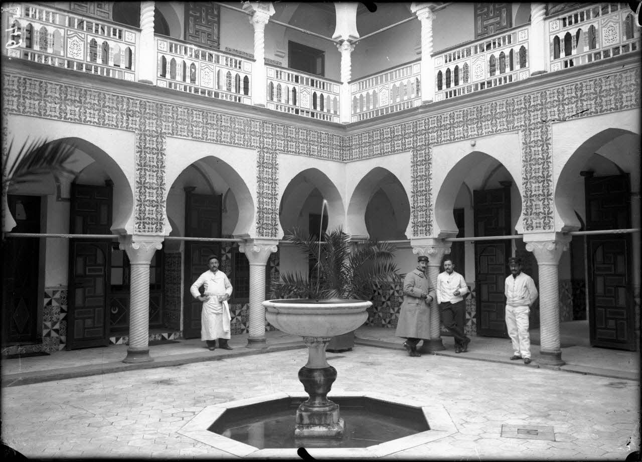 Alger. Hôpital Maillot. Patio du pavillon des officiers. 9-2-16. [légende d'origine]