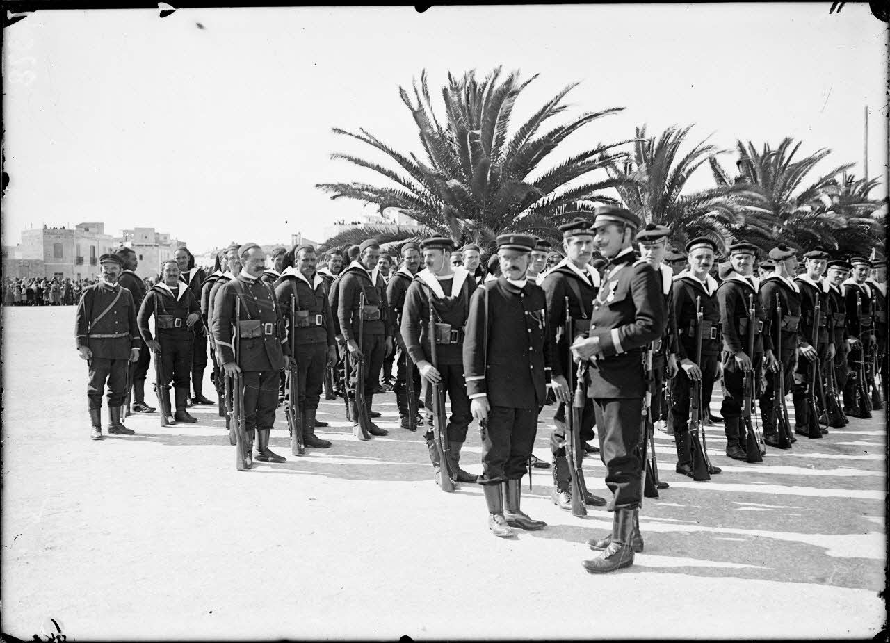 Bizerte. Prise d'armes pour les fusiliers marins. [légende d'origine].